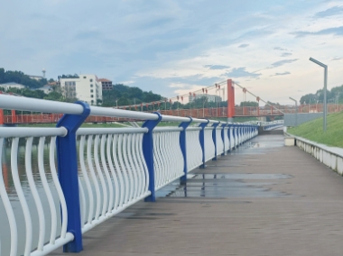 华禹护栏|锌钢护栏_阳台护栏_护栏厂家-华禹专注阳台护栏、楼梯栏杆、百叶窗、空调架、基坑护栏、道路护栏等锌钢护栏产品的生产销售。