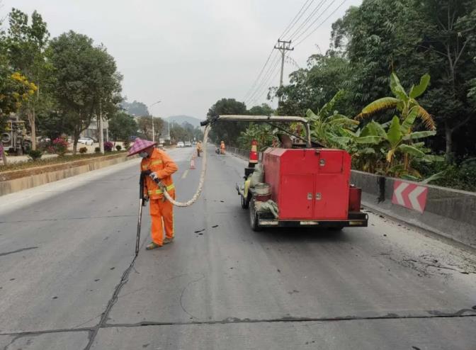 道路灌缝胶_路面贴缝带_沥青冷补料生产厂家—专注裂缝及坑槽修补材料及解决方案